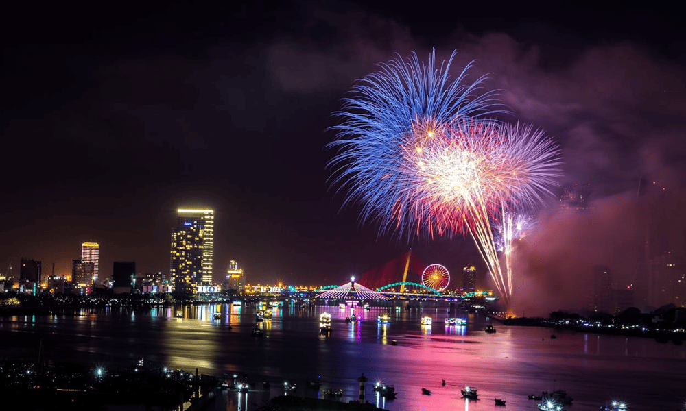 The breathtaking water show at the annual International Fireworks Festival (Source: Pexels)
